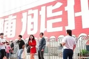 《机场围栏事件》横版封面,为航站楼通道的远景照片